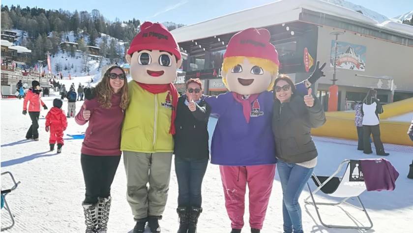 Responsables prévention et mascottes personnages, neige