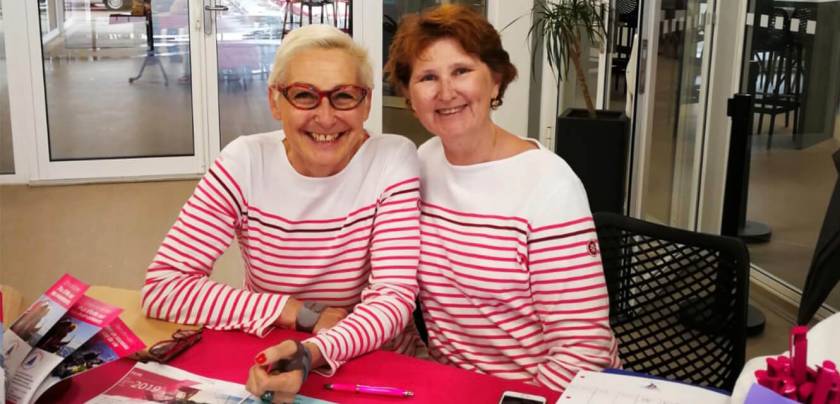 Véronique Despioch et Murielle Sévenne, T-shirt à rayures roses, souriantes