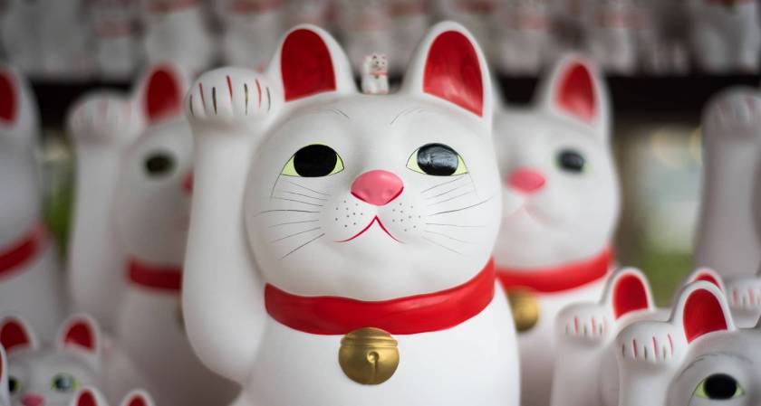 Chat chinois porte bonheur en porcelaine, patte levée et clochette au cou