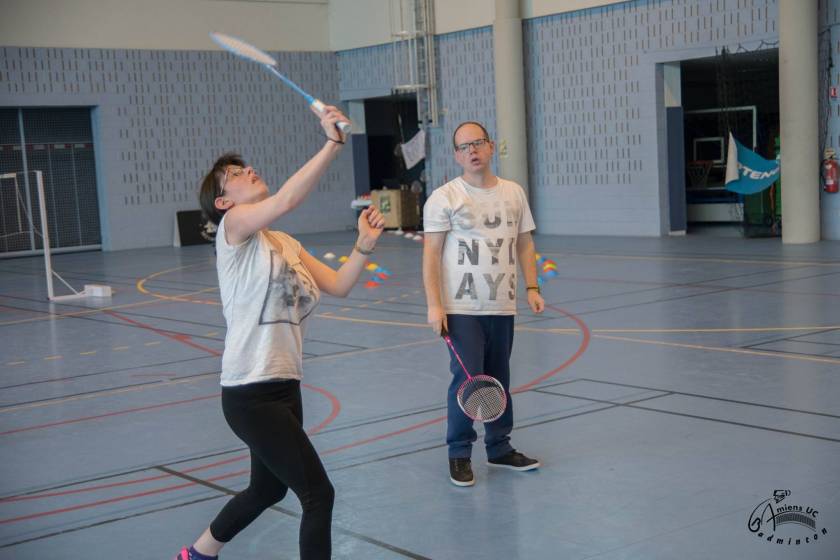 Julie et Nicolas jouent au badminton