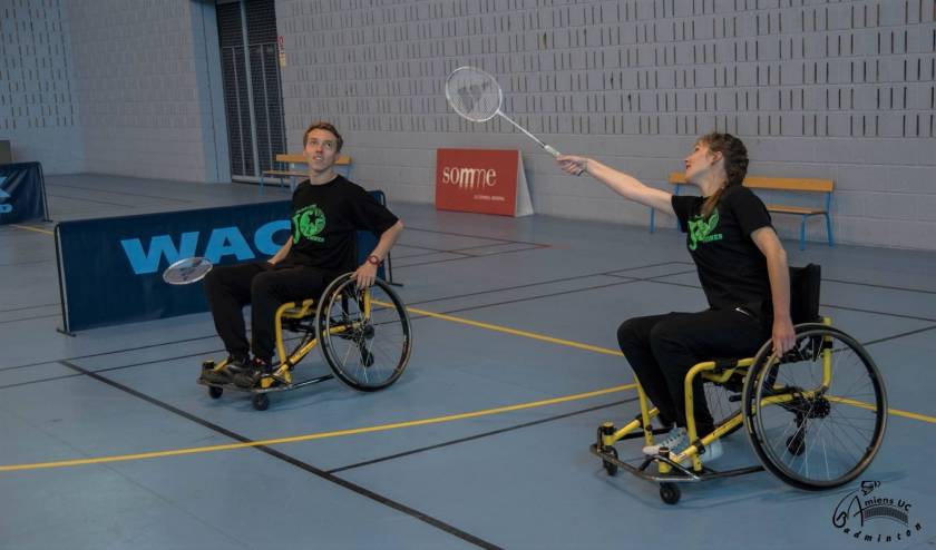 Badminton handisport, parabadminton Amiens 2 personnes jouent dans des fauteuils roulants