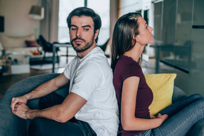 Un homme assis, adossé à une femme