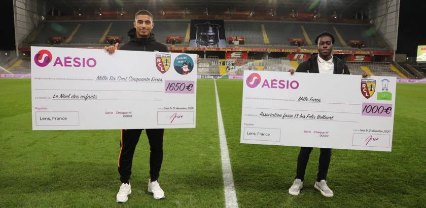 deux joueurs du RC Lens a la remise des chèques d'AÉSIO pour soutenir les enfants en période de fêtes