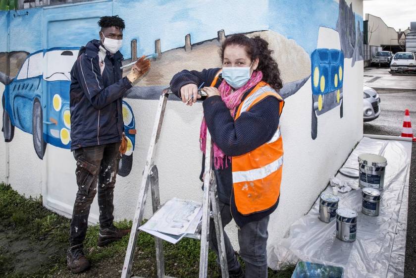 Ahmed et Joelle devant la fresque Renault à Dijon - chantier insertion Défis 52