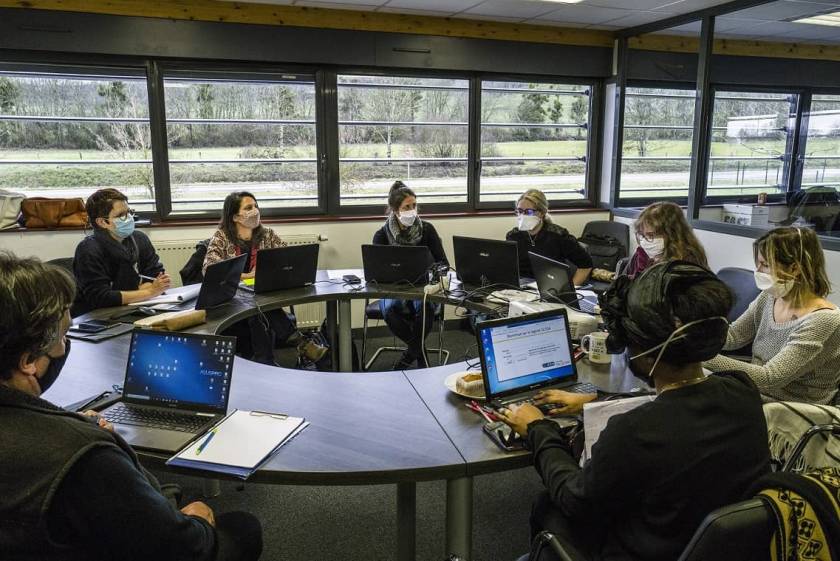 réunion dans les bureaux de Défis 52