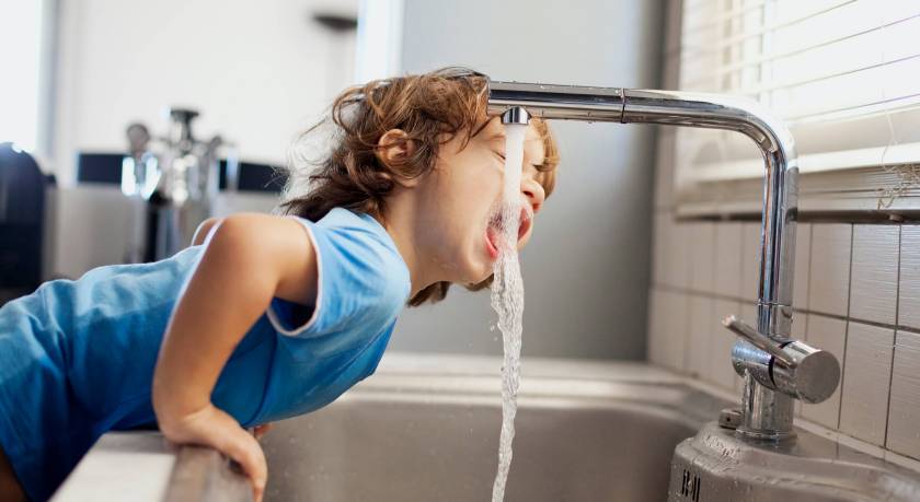 Enfant qui boit au robinet