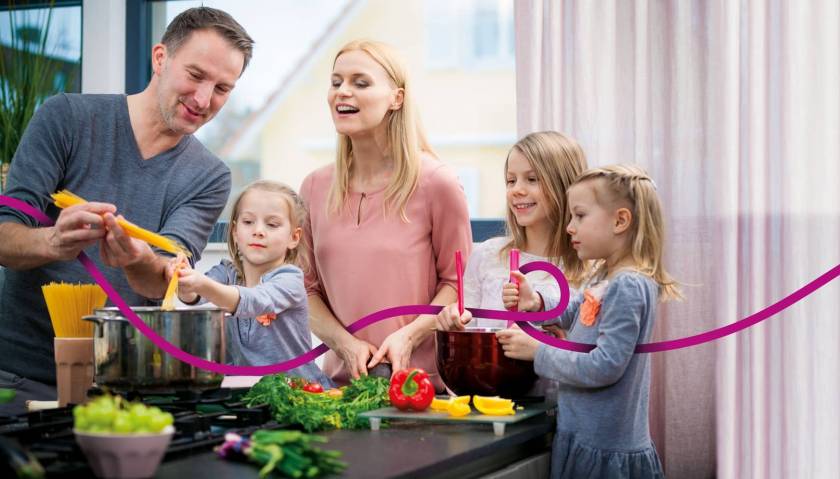 Famille avec enfants, autour d'un repas avec des fruits et légumes