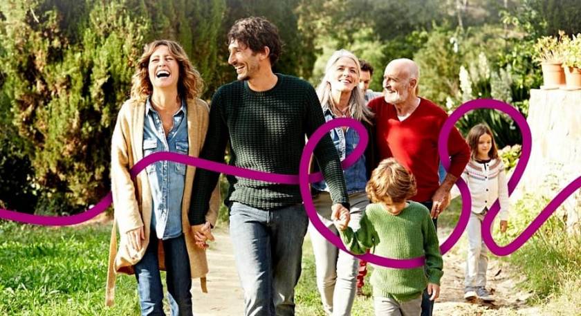 Famille, groupe de tous les ages, femme qui rit