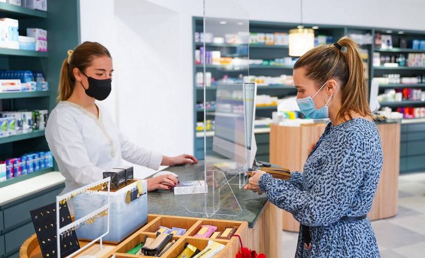 Femme à la pharmacie, paye un test