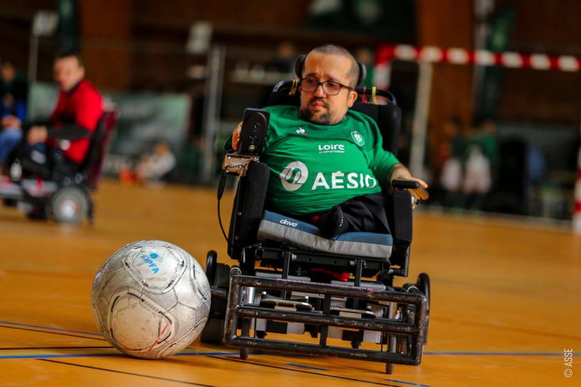 Joueur Henri Raymond, ballon de foot et fauteuil électrique