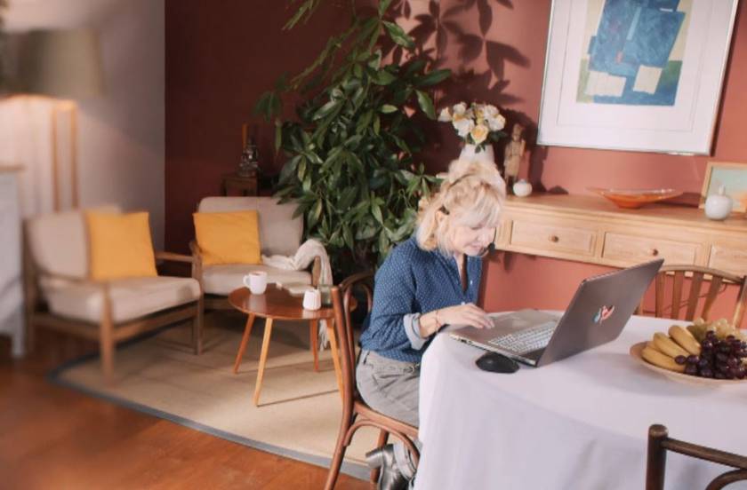 Françoise devant son ordinateur