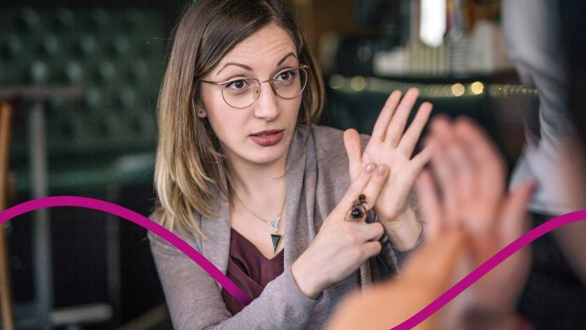 Femme cheveux longs, langue des signes intérieur de la paume de la main