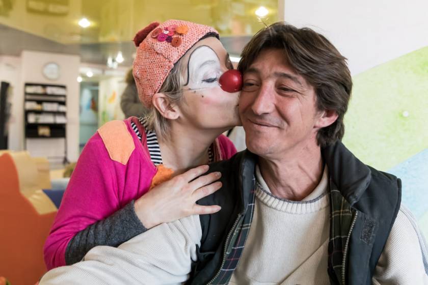 Clown Bertille, embrasse un homme sur la joue - photo Alexandra Lebon