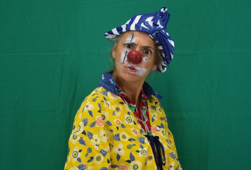 Clown Rascassse, portrait femme étonnée, chapeau bleu et blanc pointu, chemise à fleurs jaunes