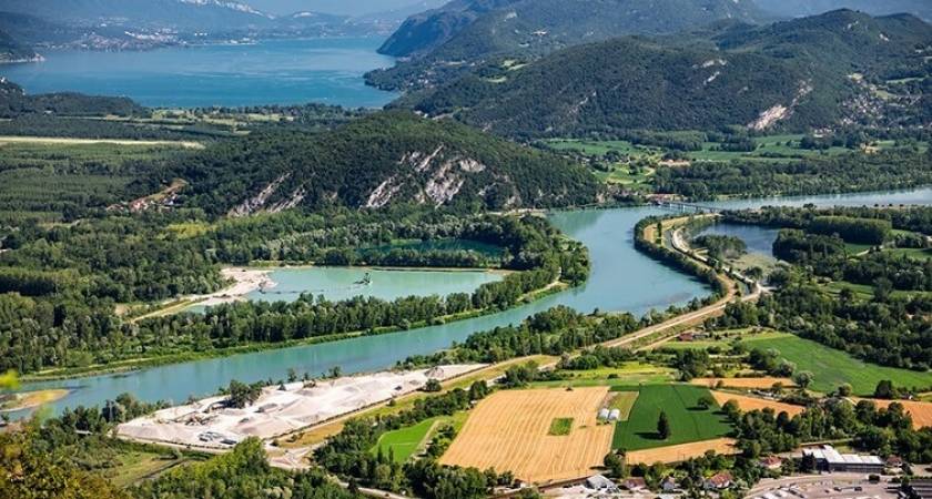 vue aérienne paysage depuis le sommet du Grand Colombier : montagnes du Bugey dans l'Ain, fleuve le Rhône, champs verts, et lac du Bourget en Savoie