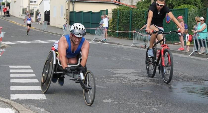 David Avram sur son fauteuil sport. Association Cocci N'Roule