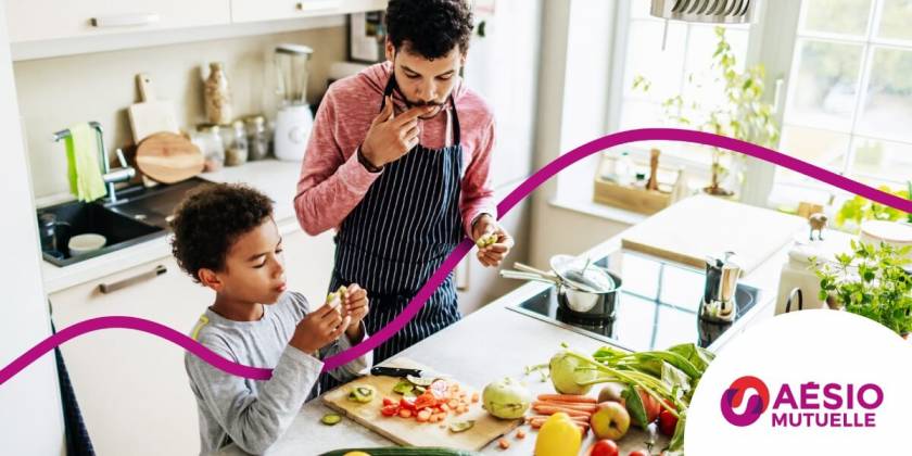 Homme et enfant, en train de cuisiner. Lien violet et logo Aésio