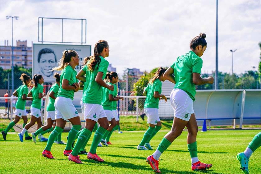 Femmes jouant au foot