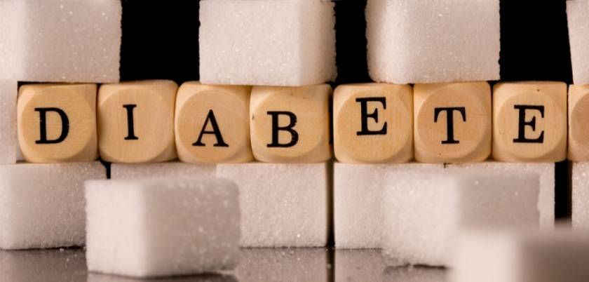 Mot diabète écrite entre morceaux de sucre