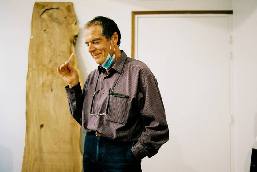 Homme qui sourit, respire une bandelette de papier parfumé