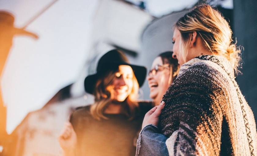 jeunes femmes, chapeau, contrejour - ©Photo by Priscilla Du Preez on Unsplash