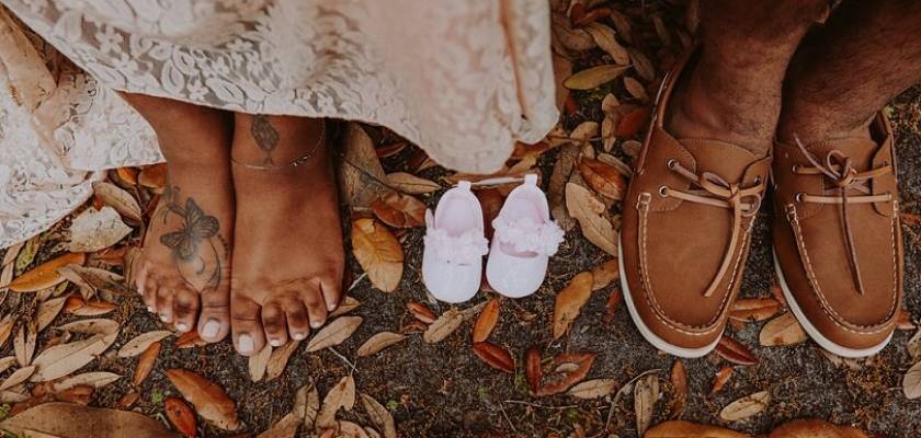 Pieds nus de femme, chaussures d'homme et au milieu chaussons de bébé