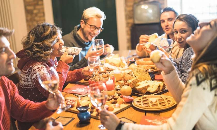 Personnes réunies autour d'une table de fête