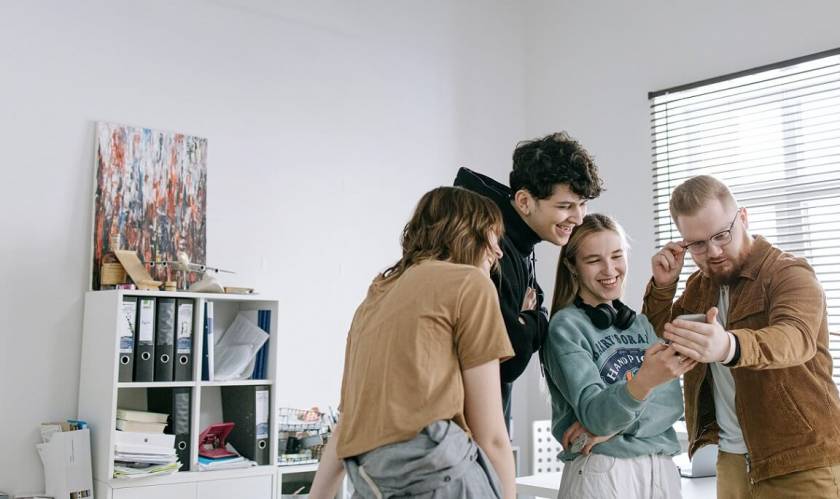 groupe de personnes qui regardent un téléphone