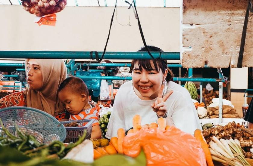 Femme qui fait le signe de la victoire, marché oriental