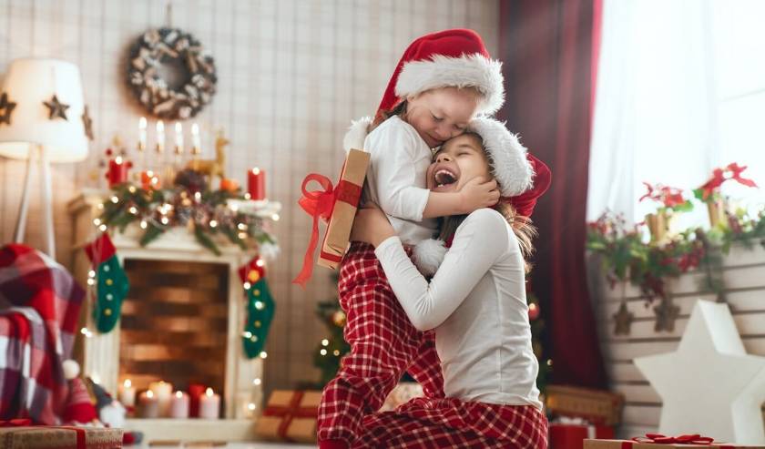 Enfants en tenue de noel, échangent des cadeaux