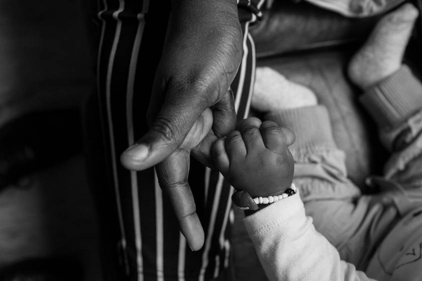Main de bébé noir dans celle d'une adulte. photo Vincent Jarousseau