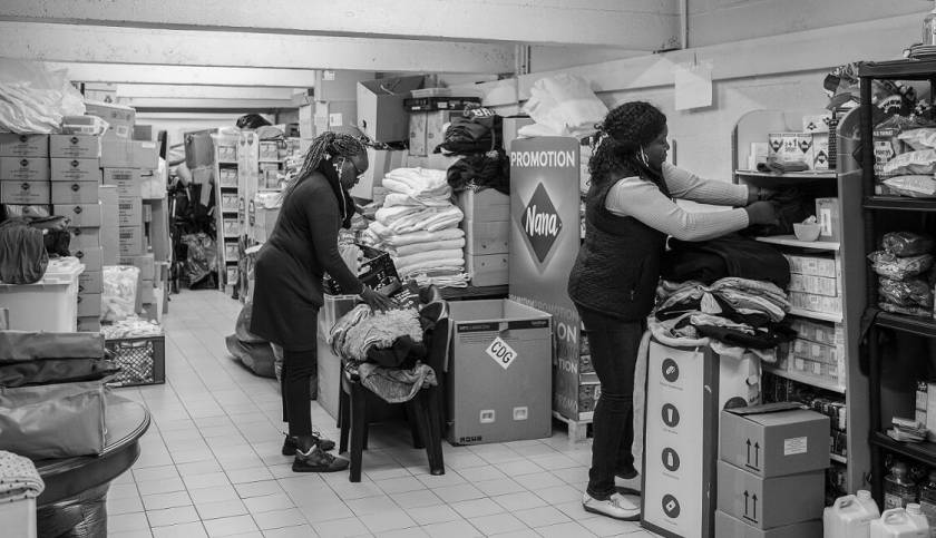 Celine, membre de l'ADSF prépare des colis à l'entrepôt parisien. Photo V.Jarousseau pour Aésio