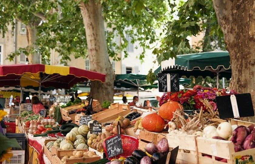 Marché à Aix en Provence, cagettes de fruits et légumes sous les arbres