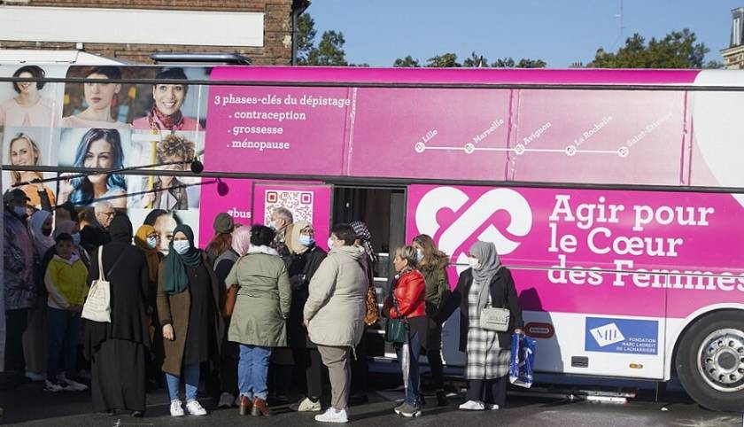 Bus du coeur rose, femmes qui patientent devant