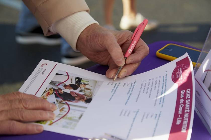 Personne qui remplit un quizz santé, stylo rose Aésio