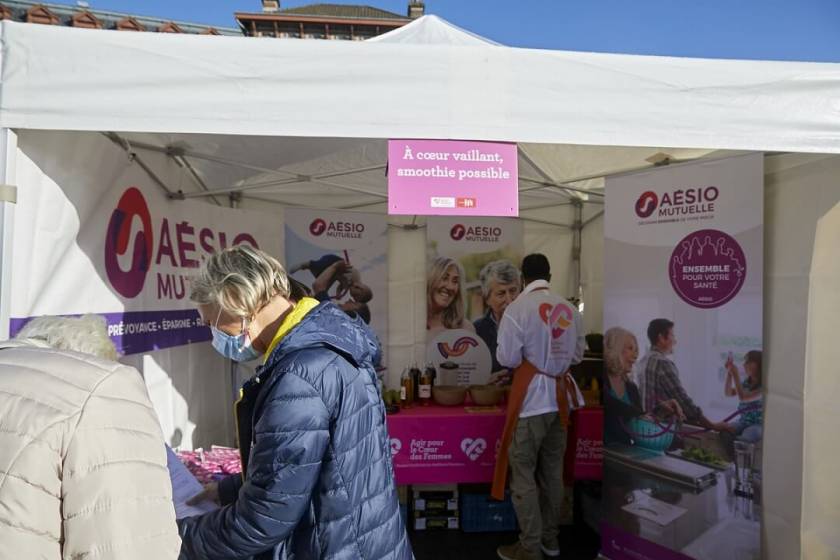 Personnes masquée devant le stand Aésio Bus du coeur