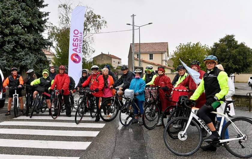 Cyclistes rassemblés, logo Aésio mutuelle