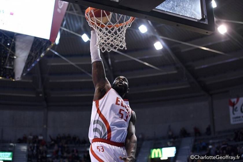 Joueur handi en train de dunker