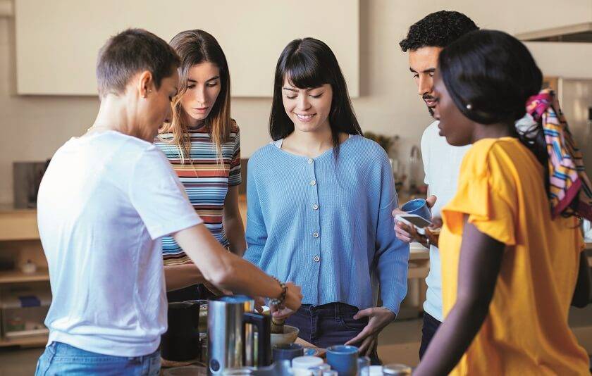 Groupe de personnes, cérémonie du thé matcha