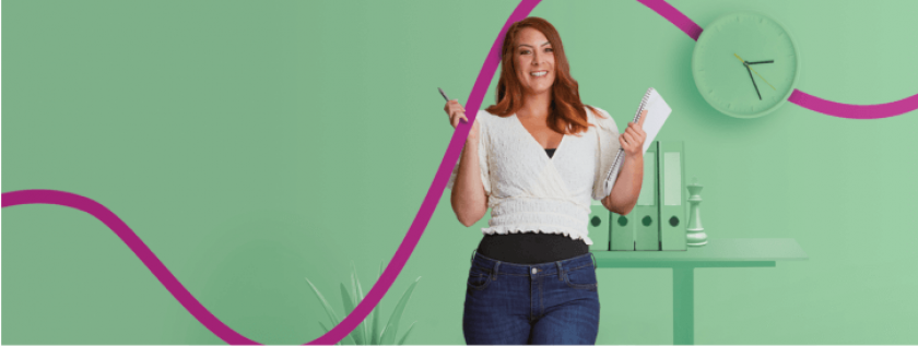 Femme avec carnet à la main, sur fond vert