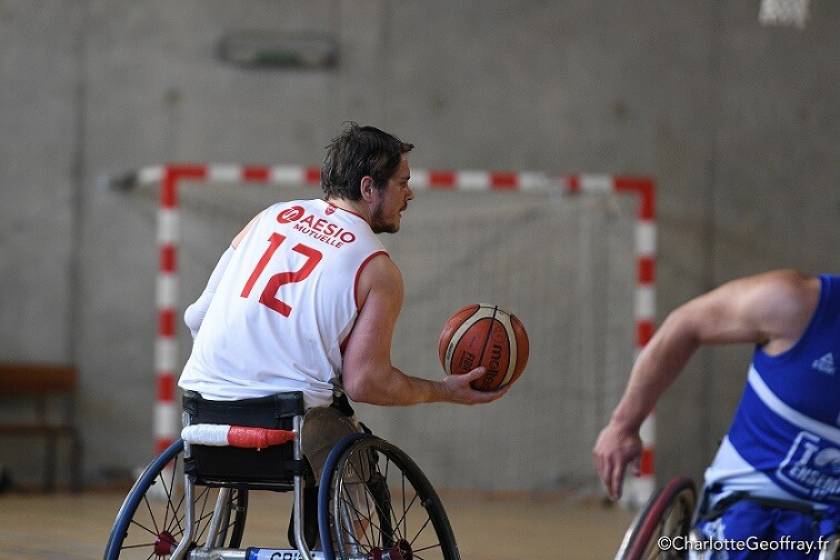 Joueur en fauteuil, balle dans les mains