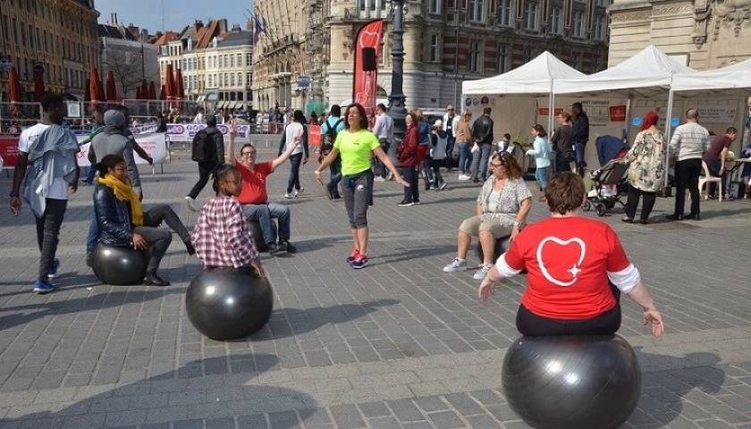 Personnes sur des swissballs, qui font des étirements dehors, Lille
