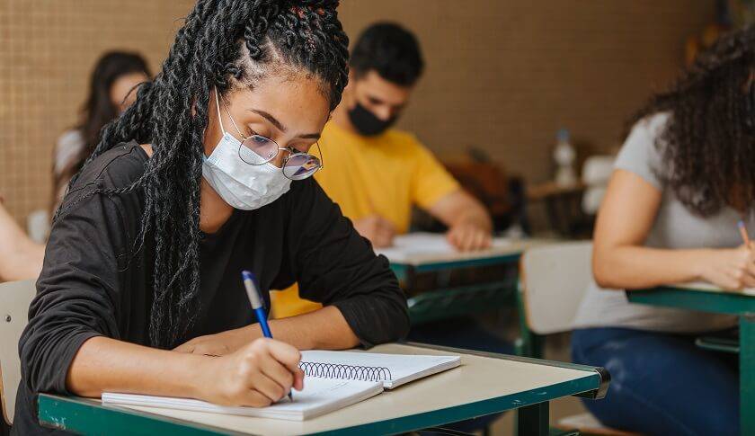 Jeune femme noire étudiante, écrit sur un cahier