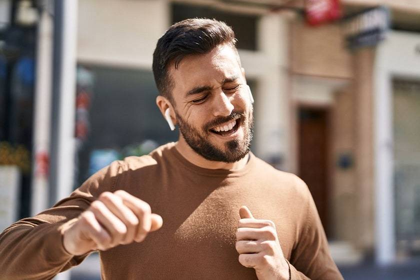 Homme qui danse avec des écouteurs