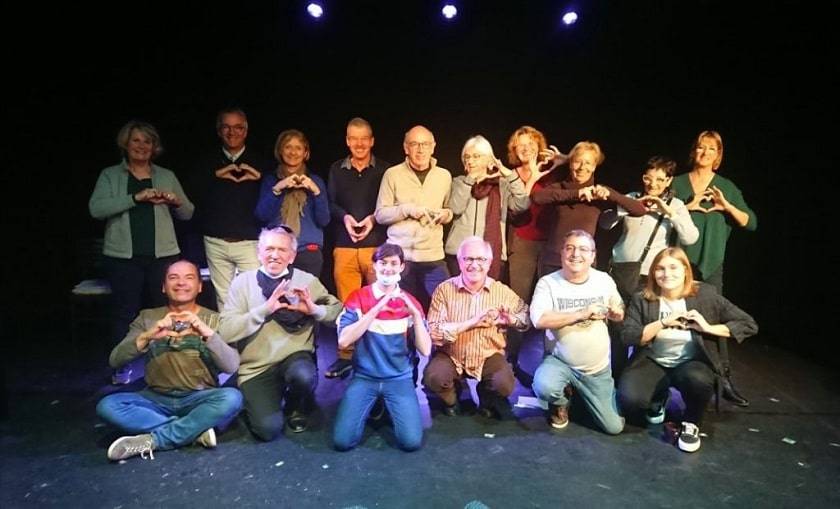 Photo de groupe des bénévoles de l'association Coeurs 2 parrains