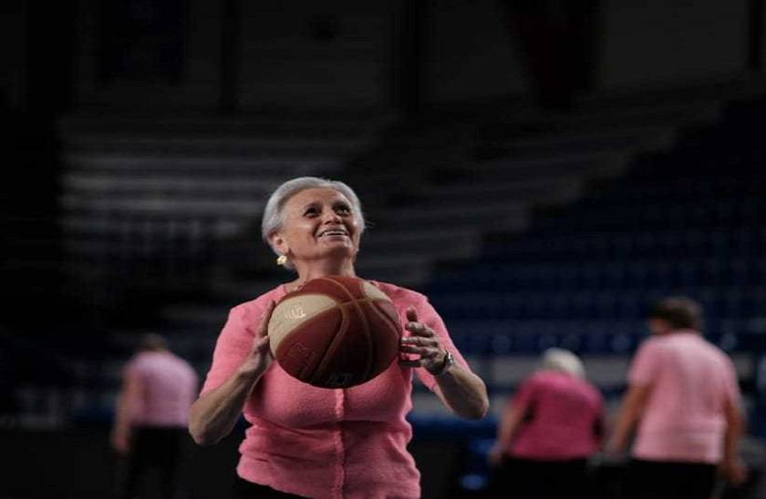 une joueuse de l'équipe de chorale de Roanne tient un ballon de basket dans les mains