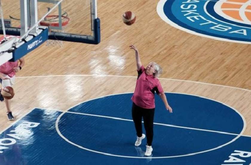 Une joueuse de la chorale de Roanne marque un tir au basket