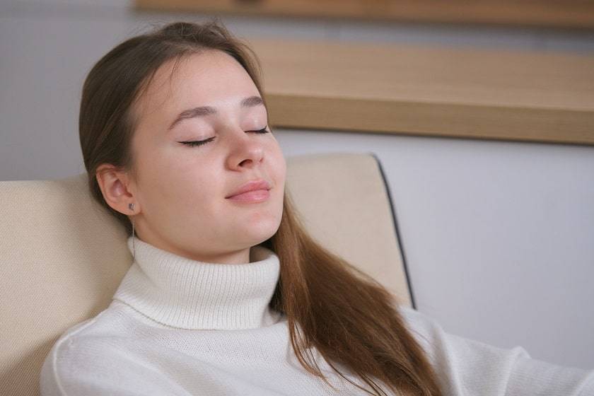 Femme allongée avec les yeux fermés