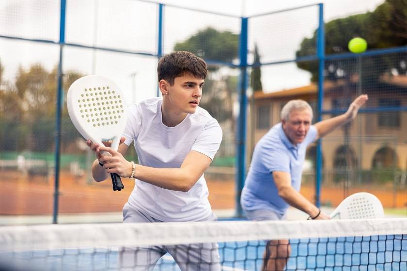 Deux hommes jouant au tennis 