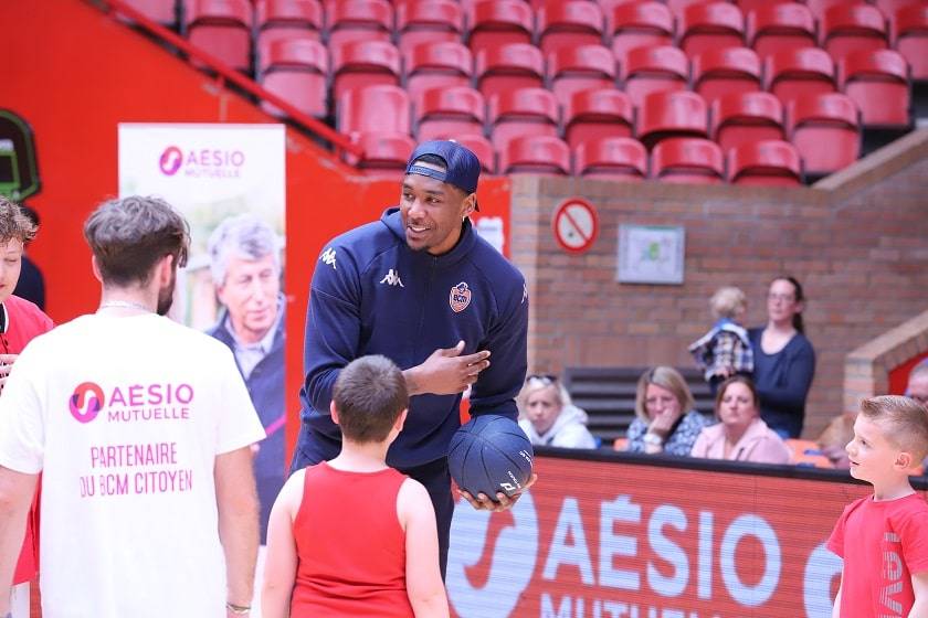 Entraîneur de basket avec des joueurs